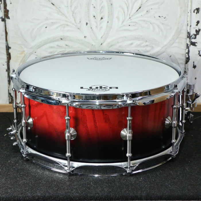 Caisse claire Luka One-Piece Ash 14X6po - Red/Black Fade