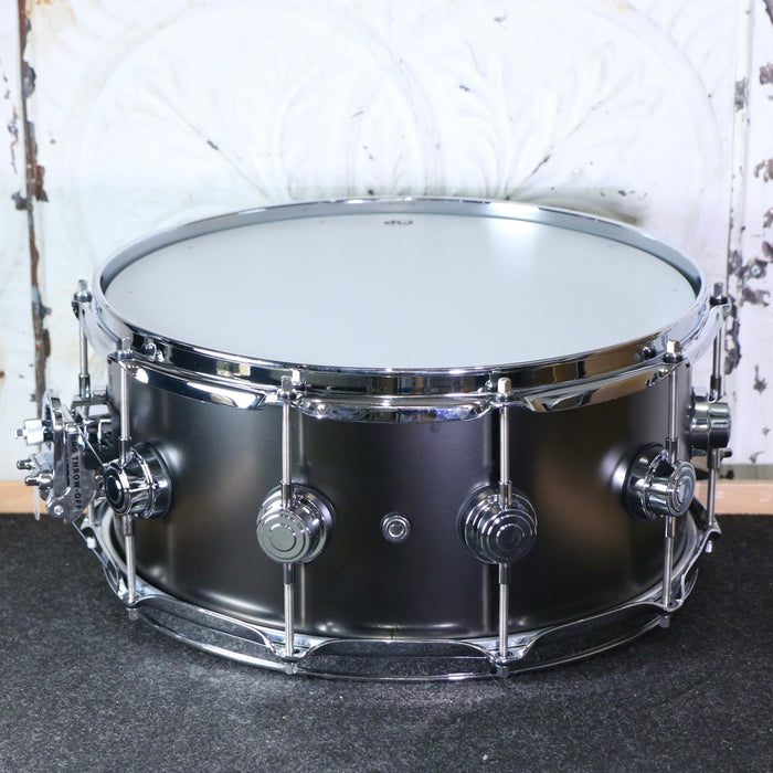 Caisse claire DEMO DW Collector's Satin Black over Brass 14X6.5po