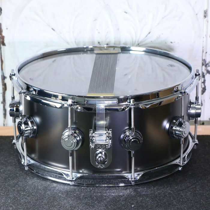 Caisse claire DEMO DW Collector's Satin Black over Brass 14X6.5po