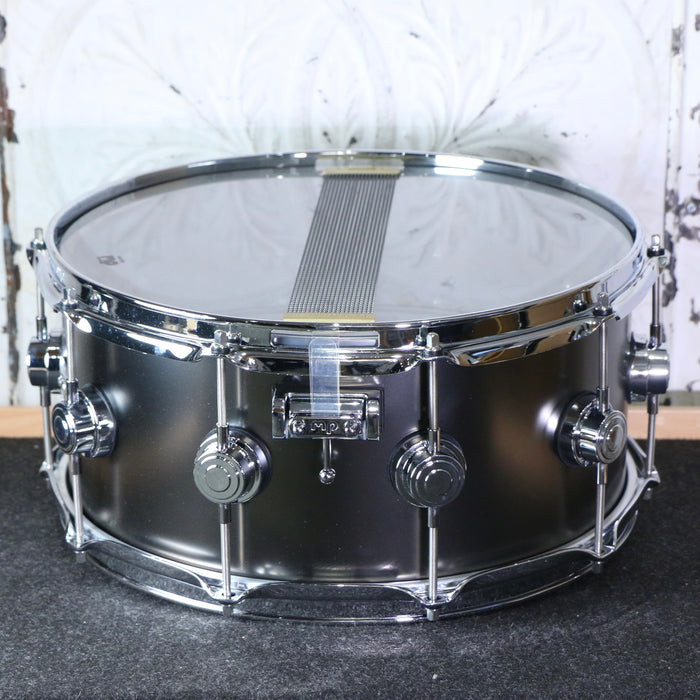 Caisse claire DEMO DW Collector's Satin Black over Brass 14X6.5po