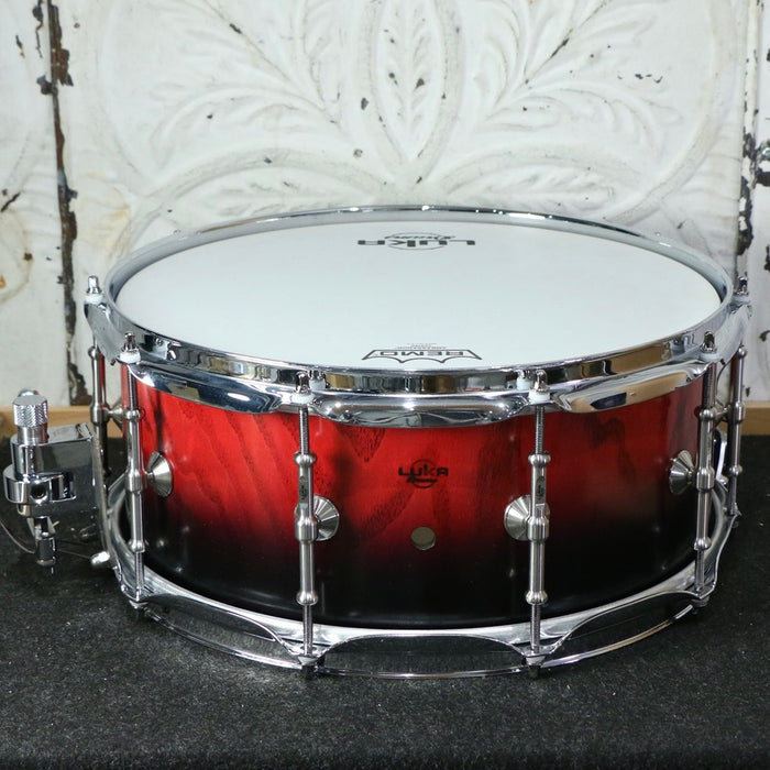 Caisse claire Luka One-Piece Ash 14X6po - Red/Black Fade