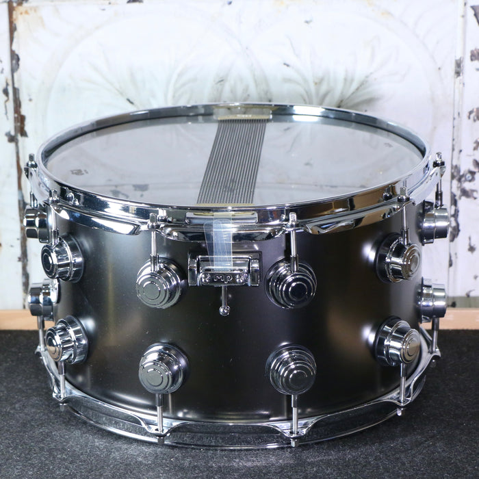 Caisse claire DEMO DW Collector's Satin Black over Brass 14X8po