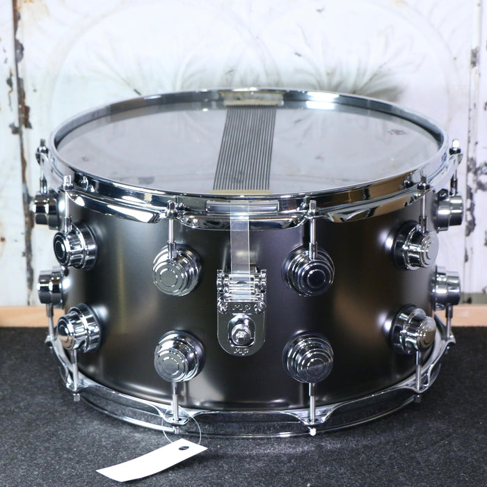 Caisse claire DEMO DW Collector's Satin Black over Brass 14X8po