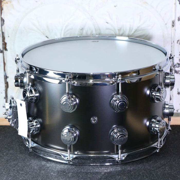 Caisse claire DEMO DW Collector's Satin Black over Brass 14X8po